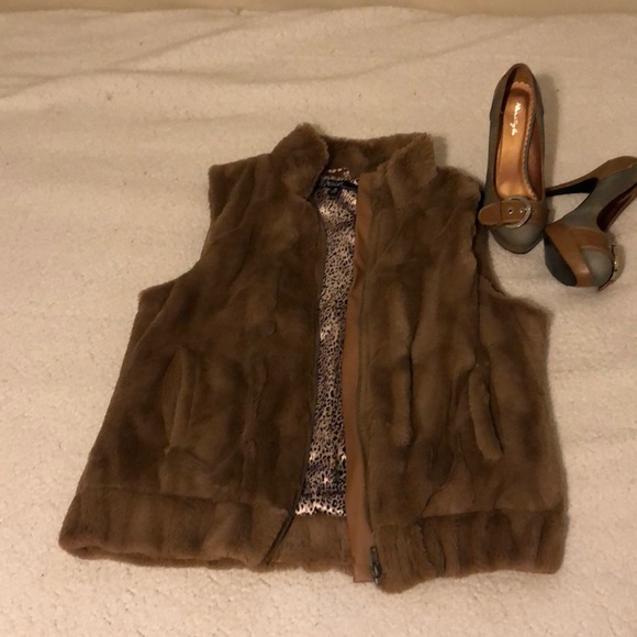 🍂Faux fur vest🍂 - Picture 2 of 4